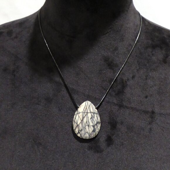 NATURAL BLACK LINE ZEBRA JASPER STONE PENDANT NECKLACE - Picture 1 of 8